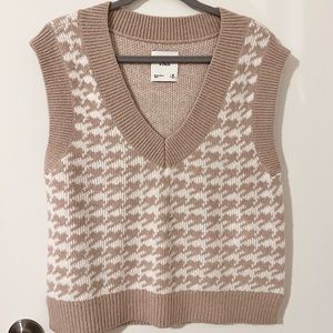 NWOT Abercrombie Cropped Fuzzy V-Neck Sweater Vest